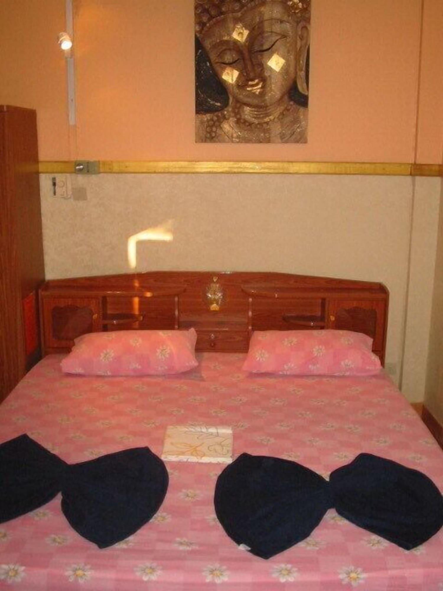 Hollanda Montri Guesthouse Chiang Mai Extérieur photo