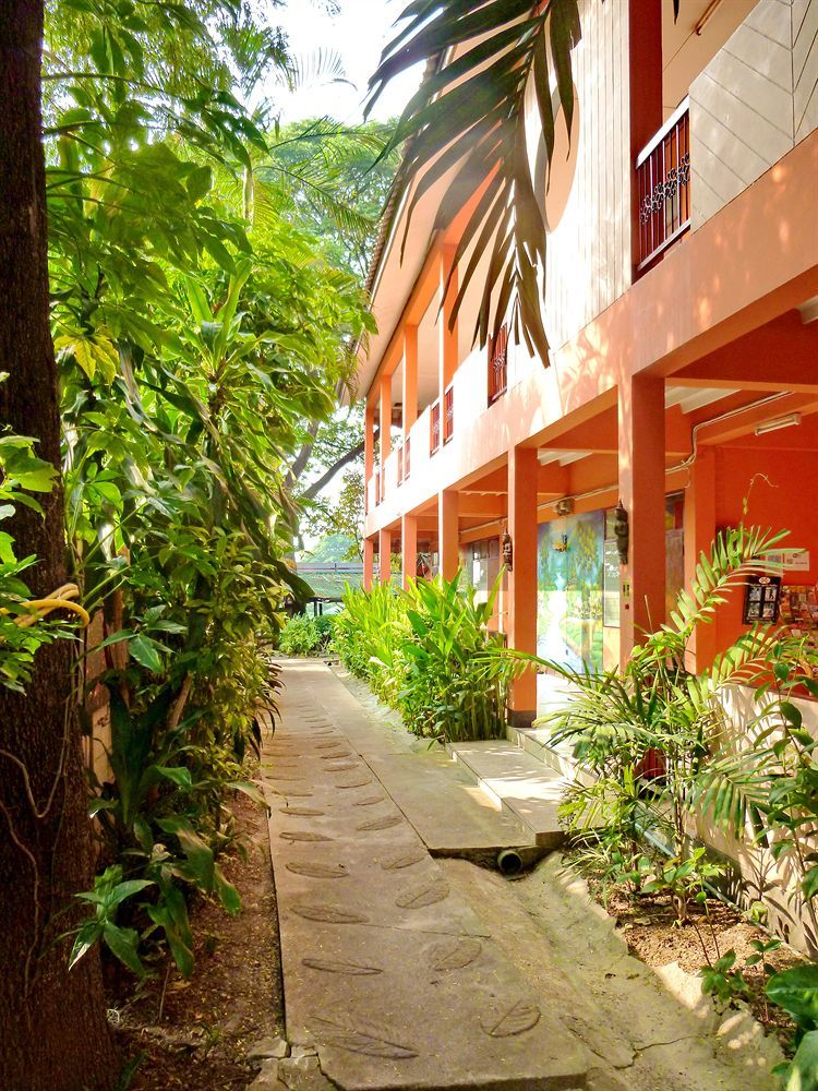 Hollanda Montri Guesthouse Chiang Mai Extérieur photo