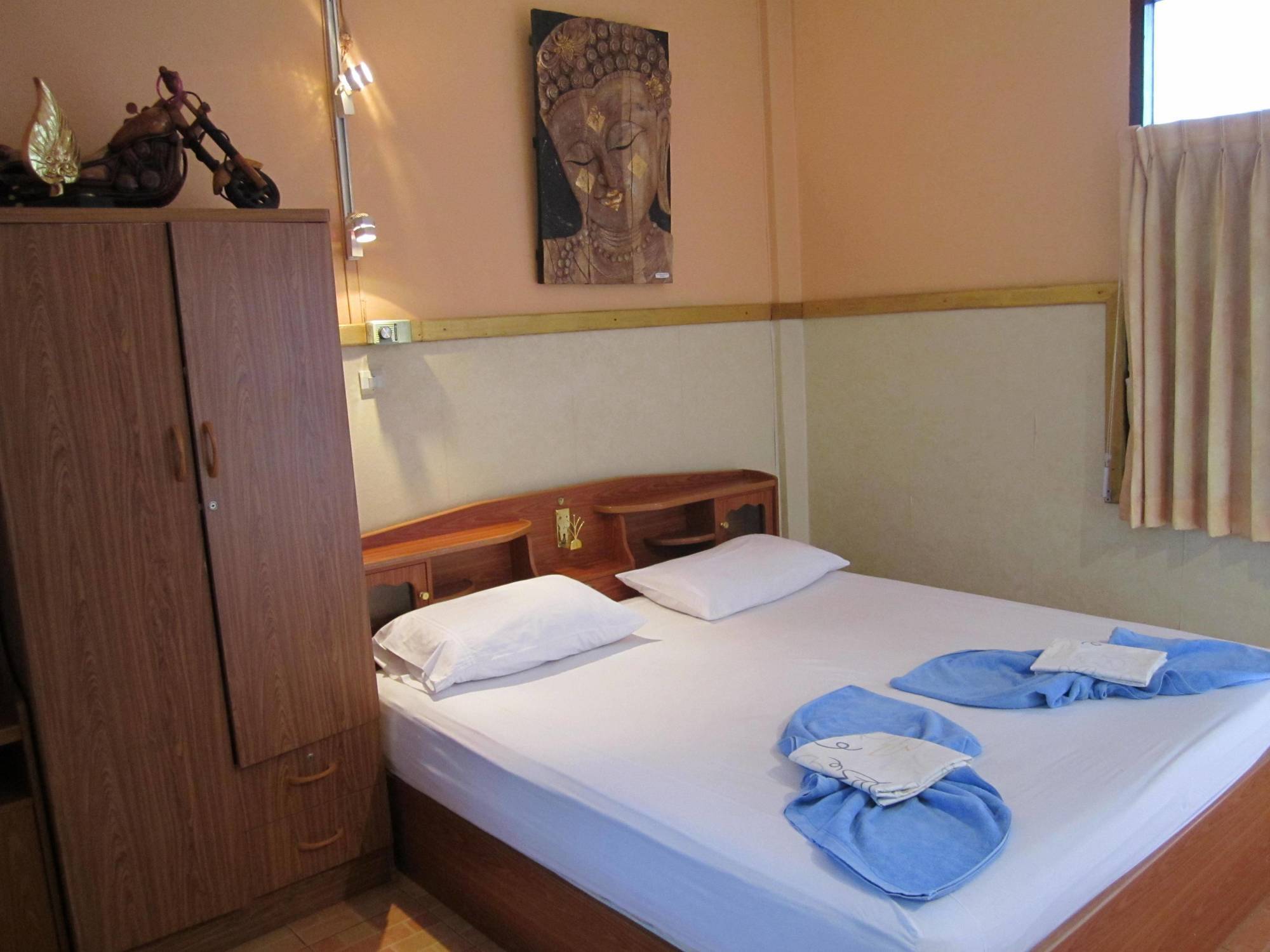 Hollanda Montri Guesthouse Chiang Mai Extérieur photo