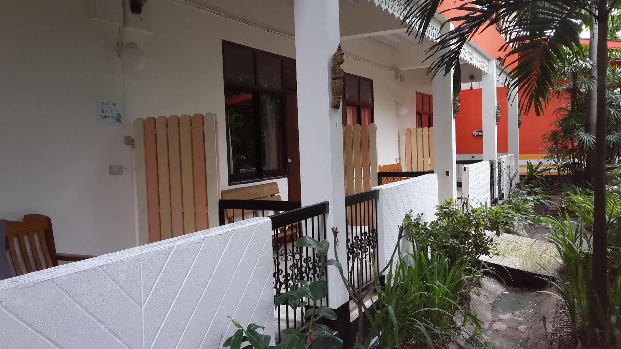 Hollanda Montri Guesthouse Chiang Mai Extérieur photo