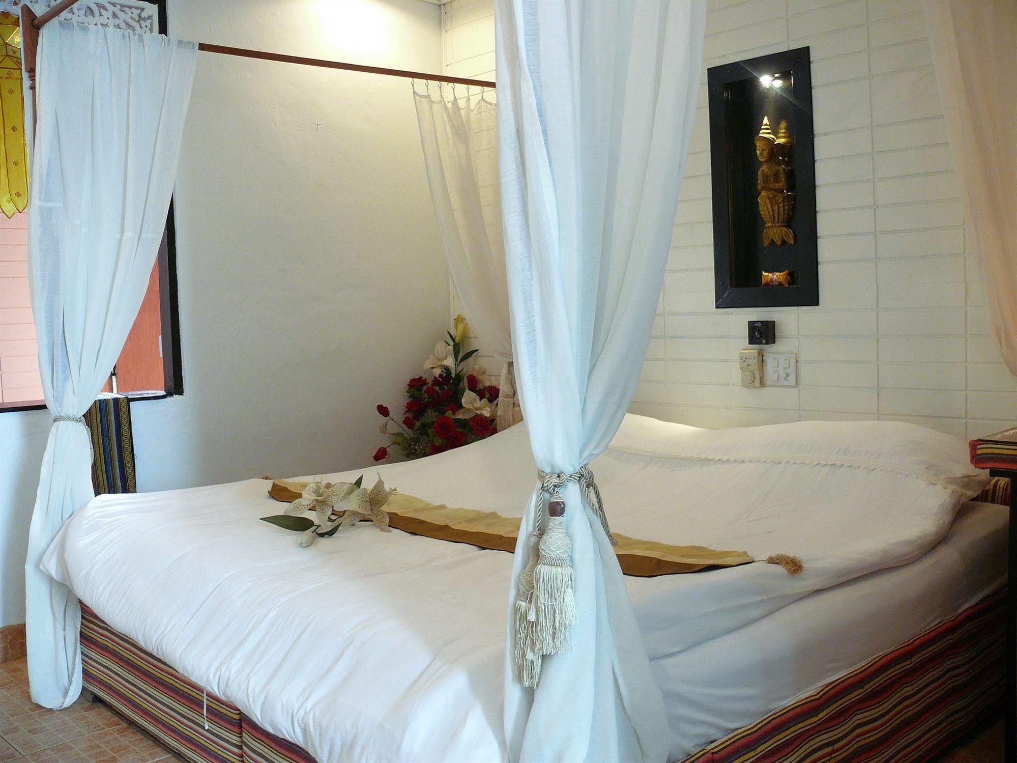 Hollanda Montri Guesthouse Chiang Mai Extérieur photo